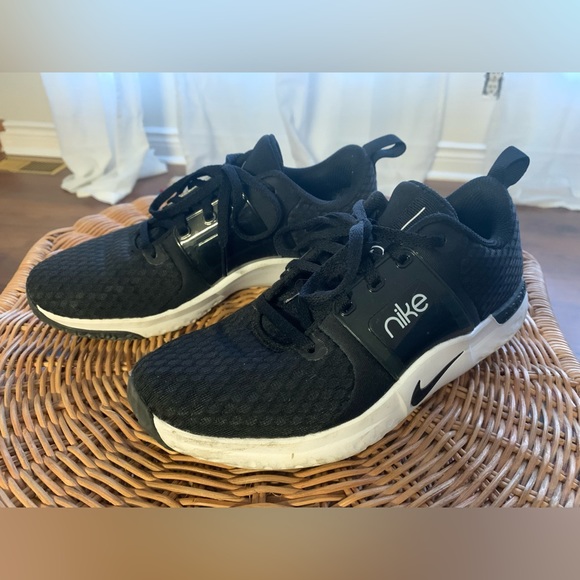 Nike women’s sneakers size 8. Only worn a few times, too narrow for me. - Picture 2 of 3